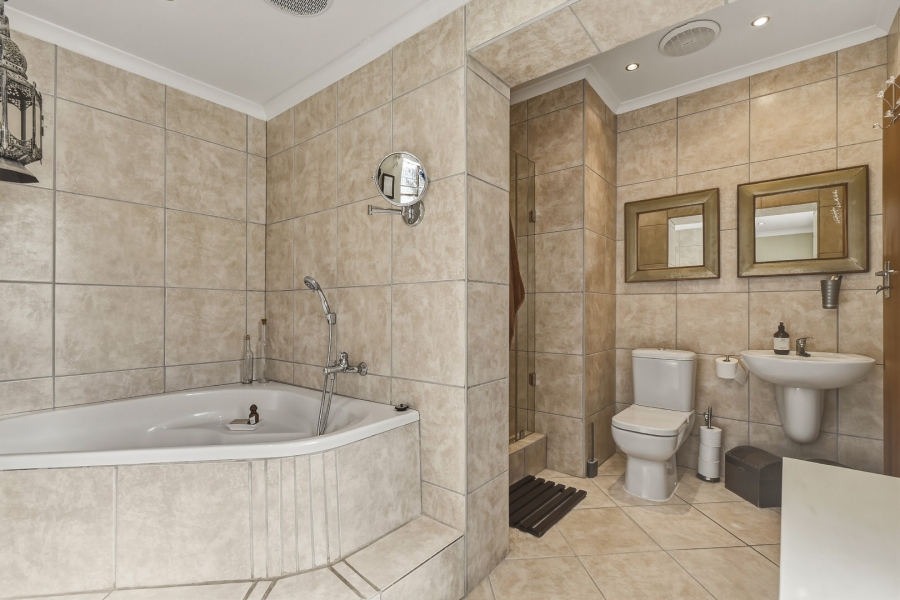 5 Bedroom Property for Sale in Constantia Western Cape